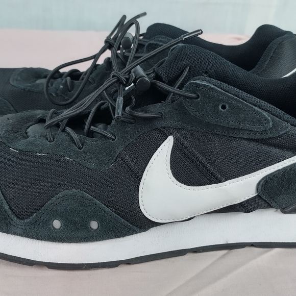Nike Venture Men\'s Size 12 Runner Running Shoes Black White Suede CK2944-002